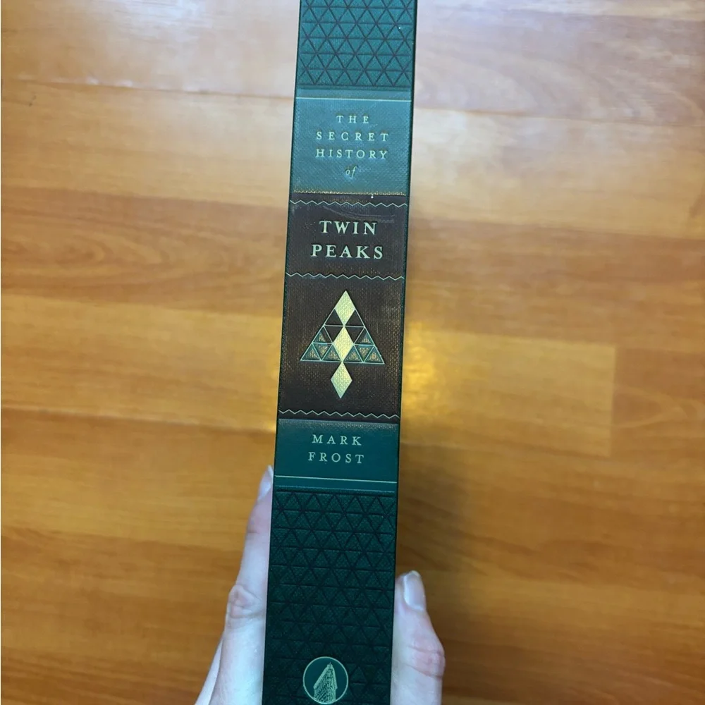 The Secret History of Twin Peaks Book - Picture 3 of 4